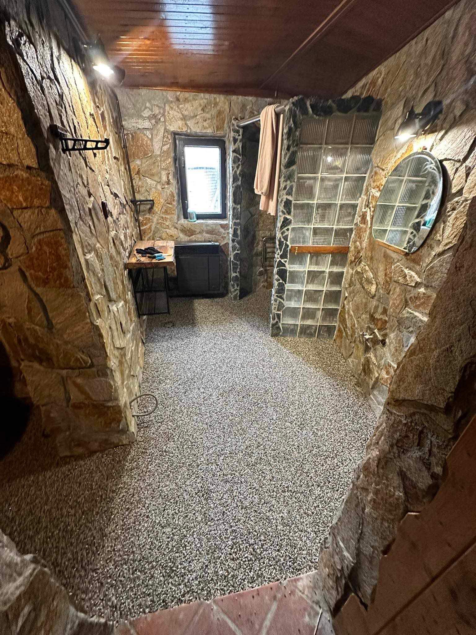 Interiér - kamenný koberec interiér koupelna